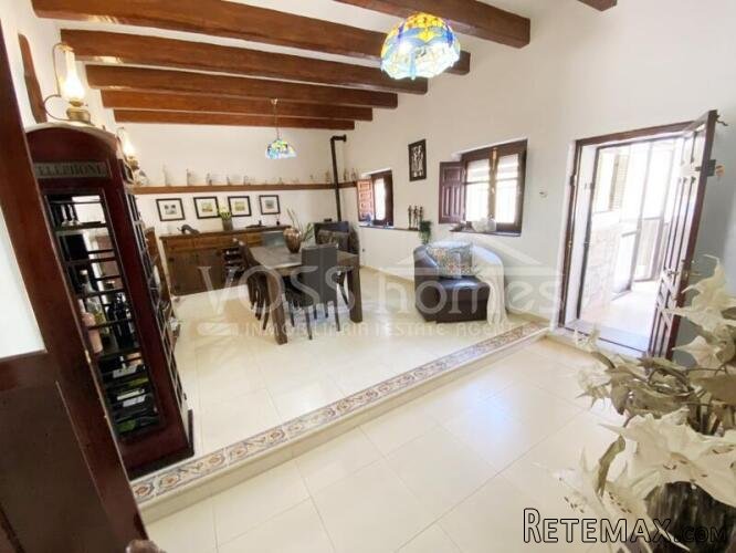 A beautifully renovated and maintained 2 storey, light &.. - 19