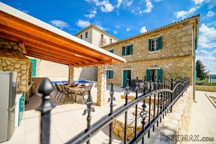 Otok Lošinj, Nerezine, Renovirana kamena kuća s bazenom