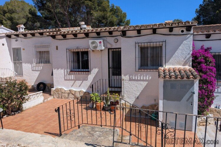 Located on the popular Moraira Park urbanisation, this..