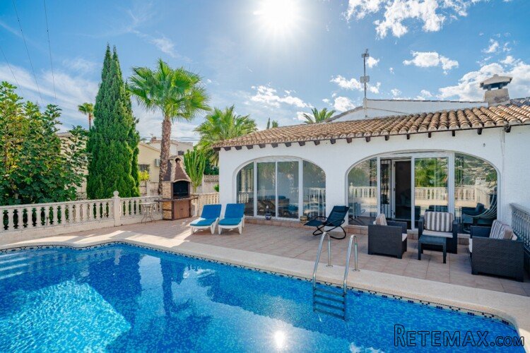 located in the La Sabatera area of Moraira, this..