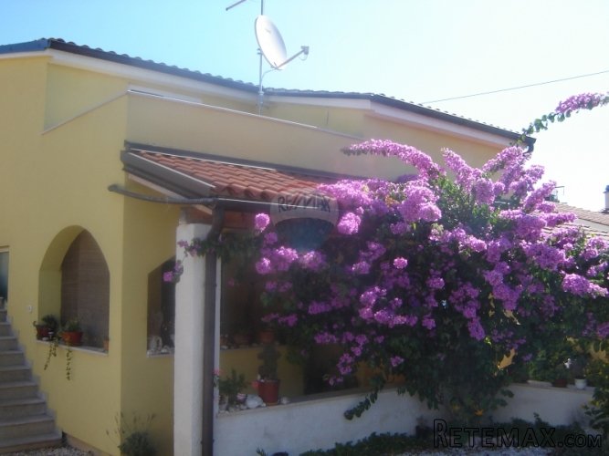 Istra, okolica Pule, simpatična katnica sa tri odvojena... - 3