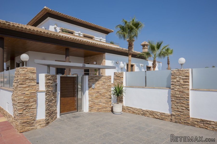 Os presentamos esta única villa de una planta y..
