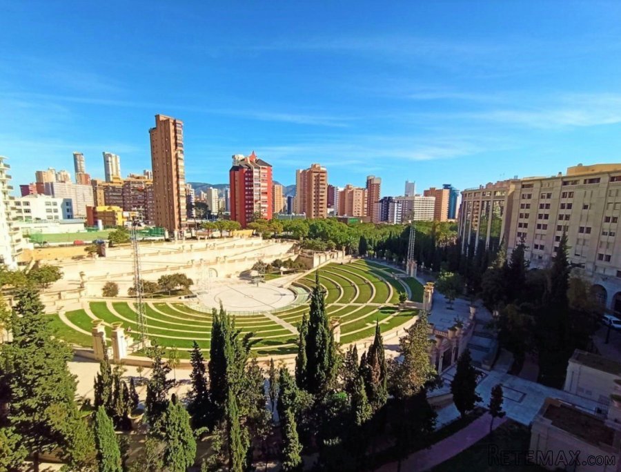 Este práctico piso que cuenta con plaza de garaje y..