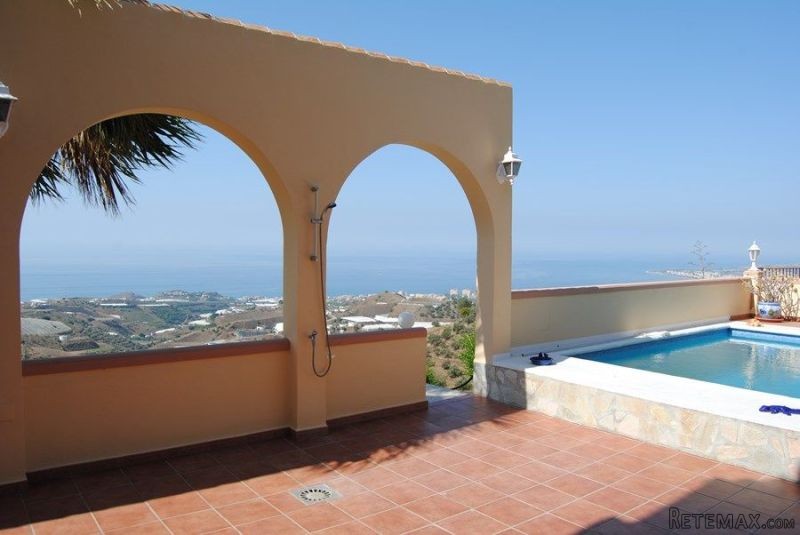 Villa for Sale in Sayalonga 380.000.. - 2