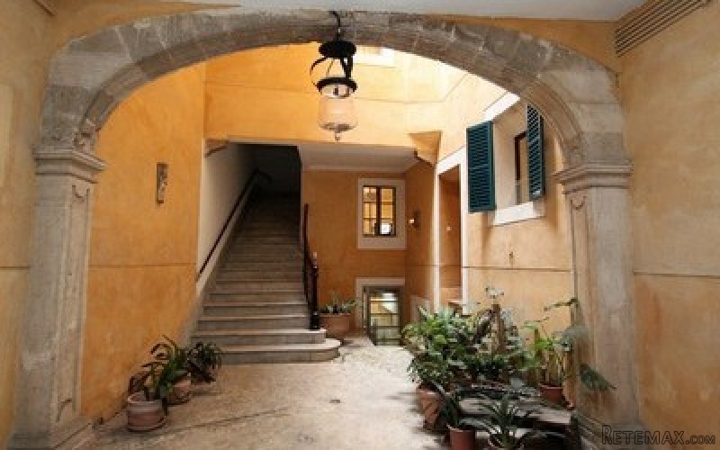 Office apartment in the Casco Antiguo..