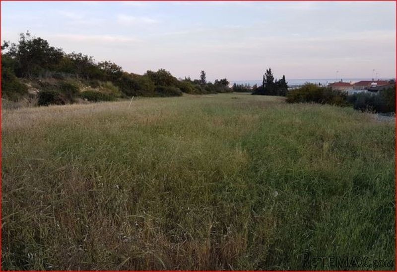 Plot of 301m2 with title deeds in Green..