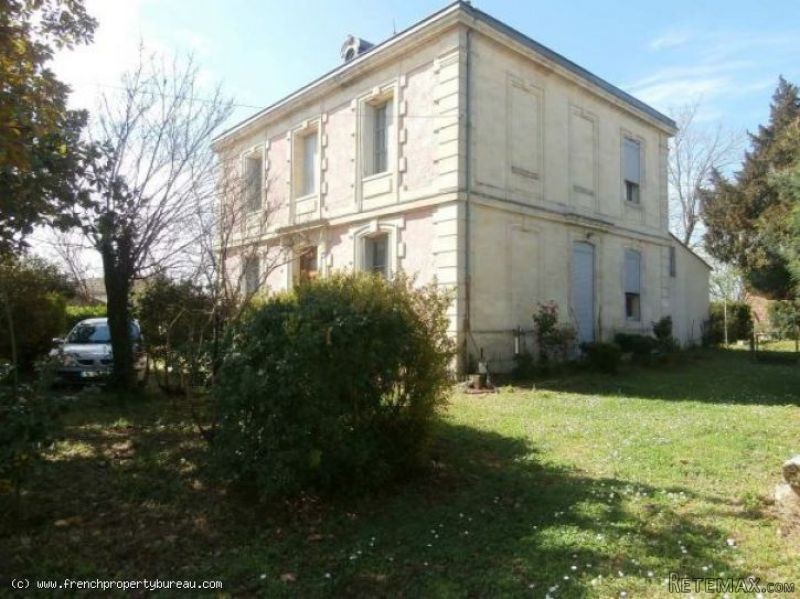 Girondine house with original features..