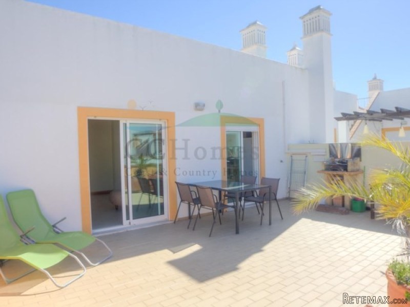 Sun-drenched Apartment close to the sea..