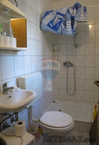 ISTRA, ŠIŠAN KAMENA KUĆA U NIZU NA MIRNOM MJESTU - 5