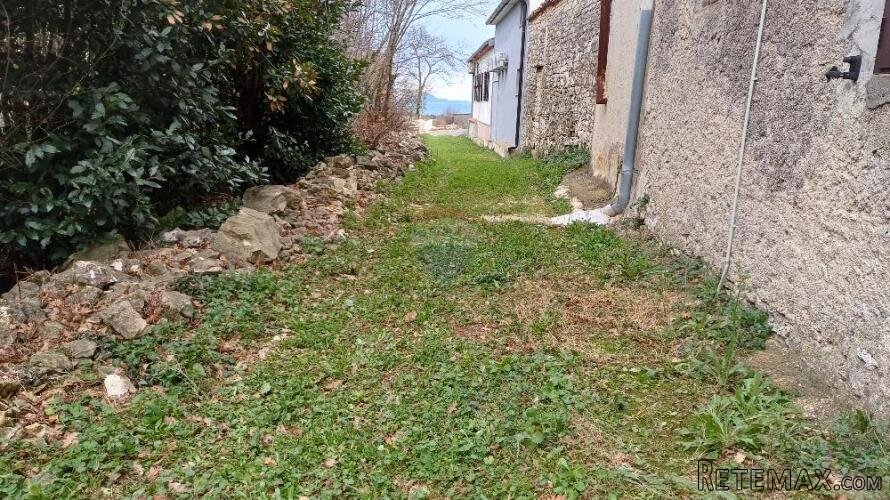 Istra, Peruški, stara zgrada za obnovu - 2
