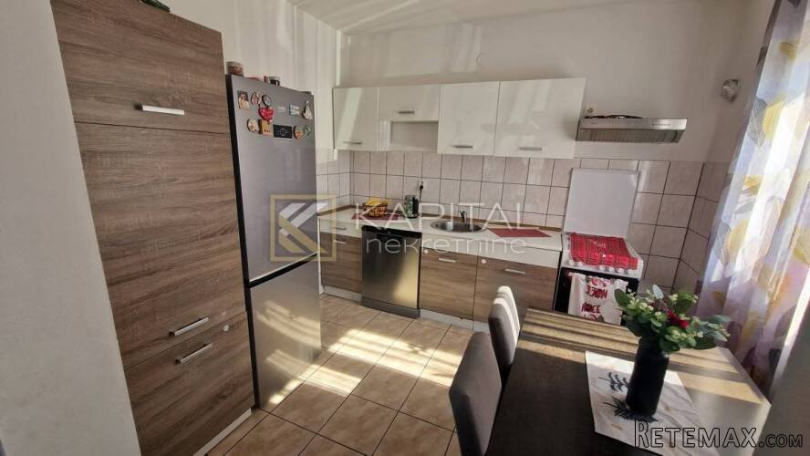 TOP PRILIKA! Etaža s velikim dvorištem (356 m²) – mir i pri - 3