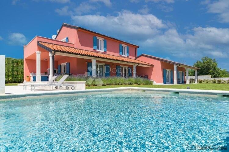 DIVNA VILLA S BAZENOM I OTVORENIM POGLEDOM