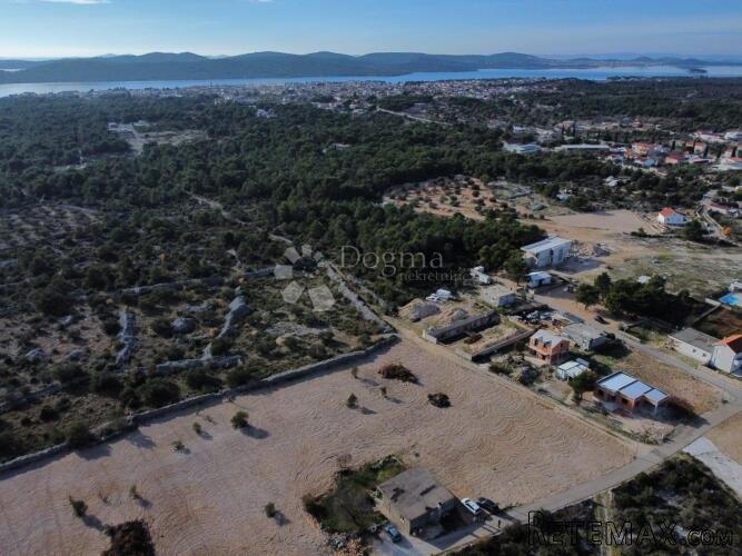 PIROVAC- GRAĐEVINSKO ZEMLJIŠTE 520M2 - 2