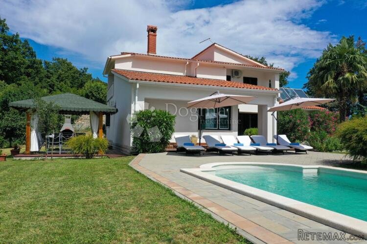PREKRASNA VILLA SA BAZENOM I PROSTRANOM OKUĆNICOM, U BLIZIN