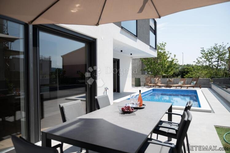LUKSUZNA VILA SA BAZENOM, TROGIR
