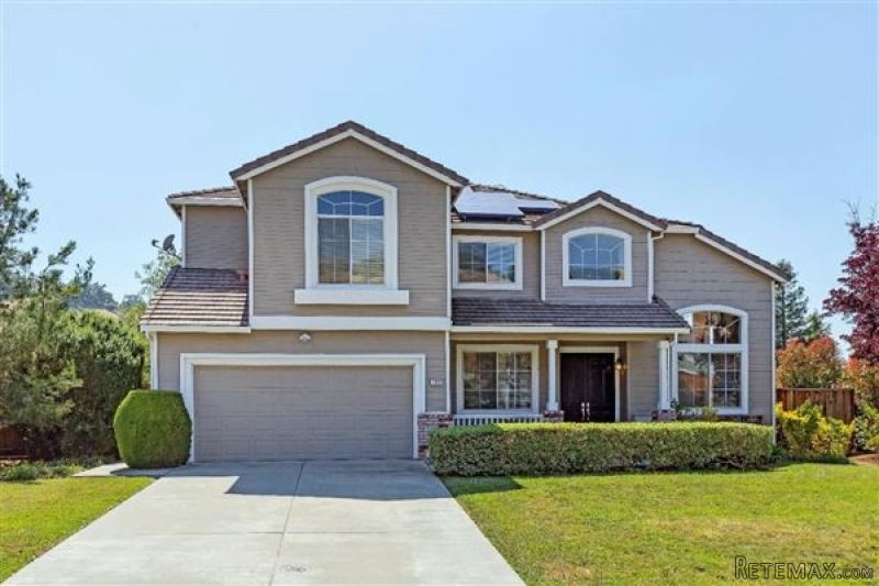 peaceful cul-de-sac in California Oak..