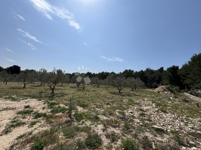 RAŽINE-GRAĐEVINSKO ZEMLJIŠTE 1620m2 - 2