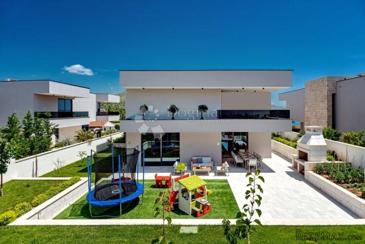 MARINA KOD TROGIRA – LUXUZNE VILLE LUCY ***** VILLA CHERRY