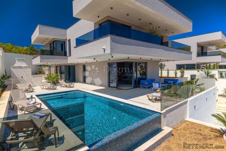 MARINA KOD TROGIRA – LUXUZNE VILLE LUCY ***** VILLA PLUM