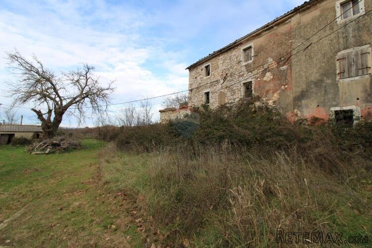 Istra, Vižinada-Kompleks starih kamenih kuća s pogledom na m - 3