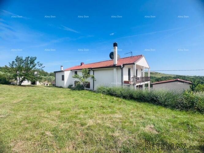 Buje – Samostojeća kuća s maslinikom i građevinskim zeml..
