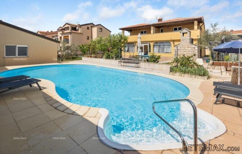 Okolica Poreča – kuća, 300 m2, s dva apartmana i bazenom - 4