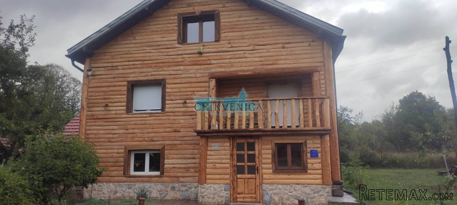 Donji Lapac, kuća sa velikim imanjem