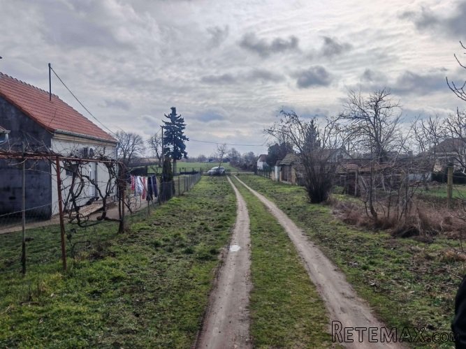 Plac sa izlazom na dve ulice