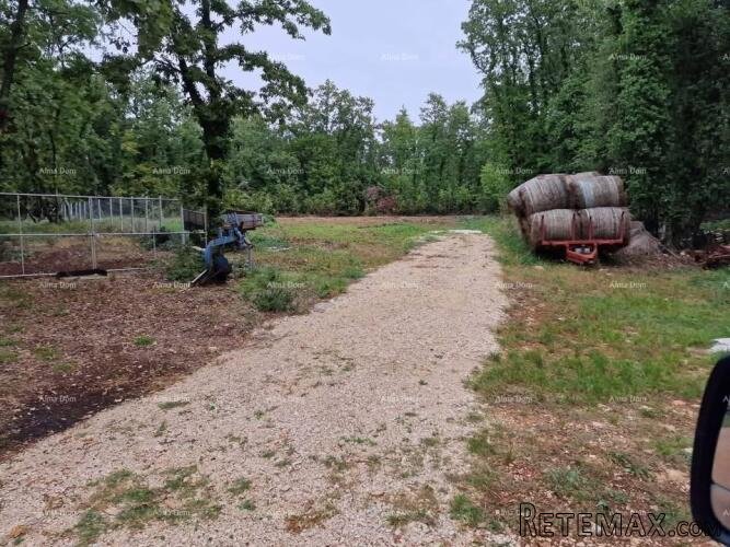 Prodaje se građevinsko zemljište od 1236 m², s građevinskom..