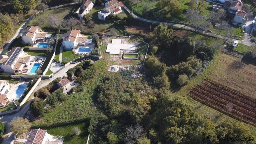 ISTRA, BARBAN - Građevinsko zemljište 700 m2 sa dozvolama