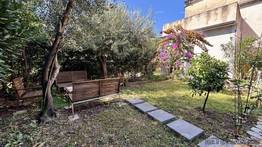PULA, centar – prodaja / stan 55 m² s vrtom i parkirnim mj..