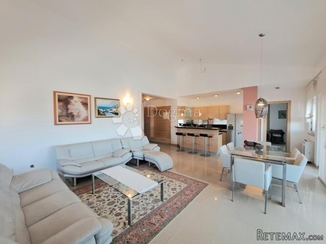 Impresivan penthouse s pogledom na more, Pješćana uvala