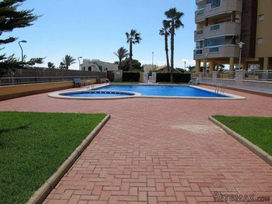 Este moderno apartamento está en una urbanización frente a.. - 2