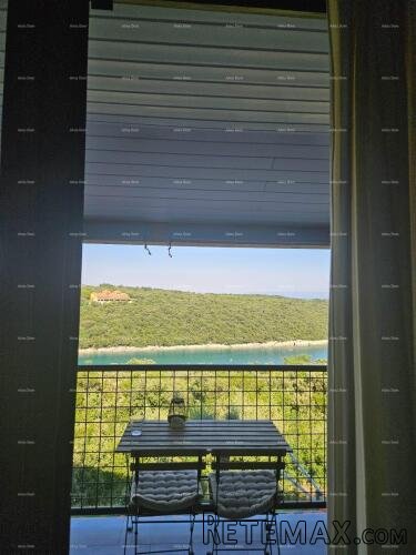 Prvi red do mora! Renoviran stan u Dugoj uvali!