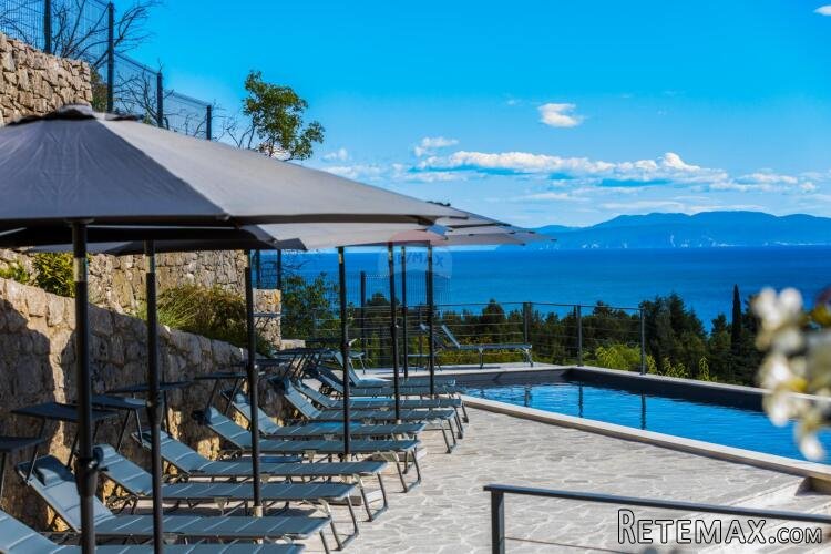 OPATIJA- dvoetažan stan, 1.red do mora, bazen, garaža, vrt, - 4