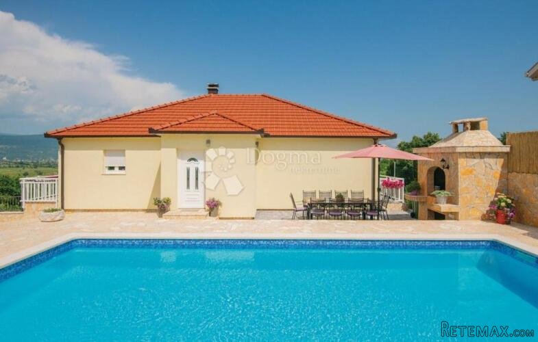 PREKRASNA VILA S BAZENOM