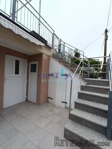 Crikvenica, Kuća sa 2 apartmana, pogledom na more i krovnom..