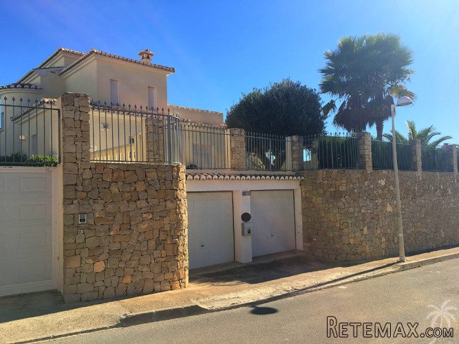 Immaculate villa with guest apartement built in 2001 on an.. - 2