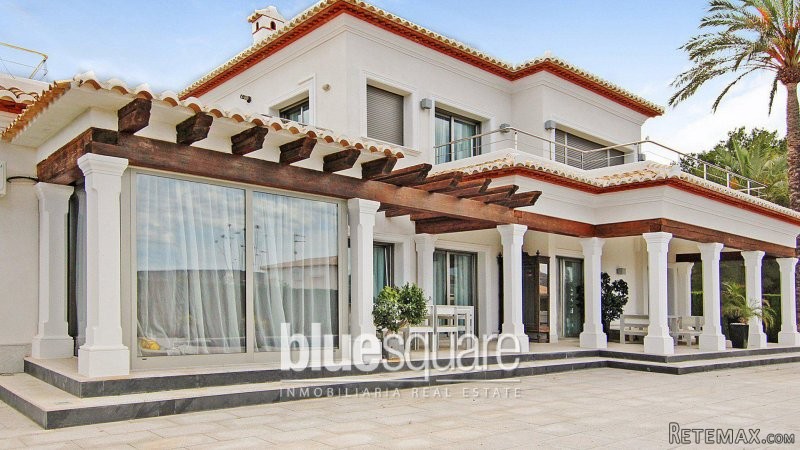 Spectacular 4 Bedroom 4 Bathroom Villa..
