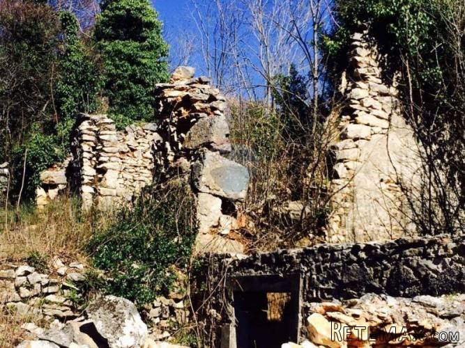 Veliko zemljište s postojećim objektima za adaptaciju - 2
