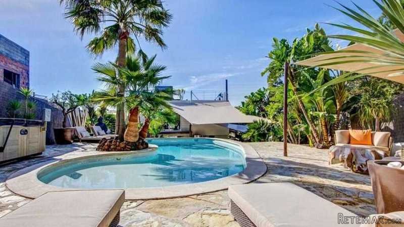 Bright and spacious villa with pool
