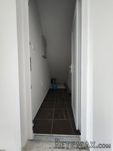 Izdaje se poslovni objekat od 550m2 - 23