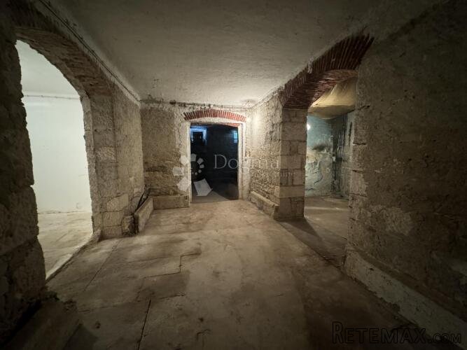 JEDINSTVENI POSLOVNI PROSTOR 142m2 -Pula centar - 3