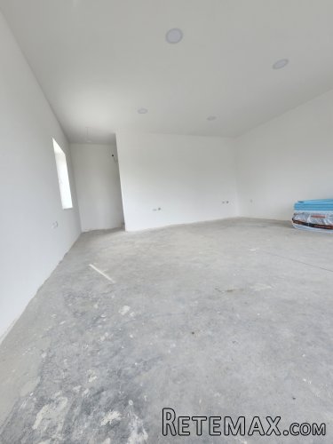 Izdaje se poslovni objekat od 550m2 - 24
