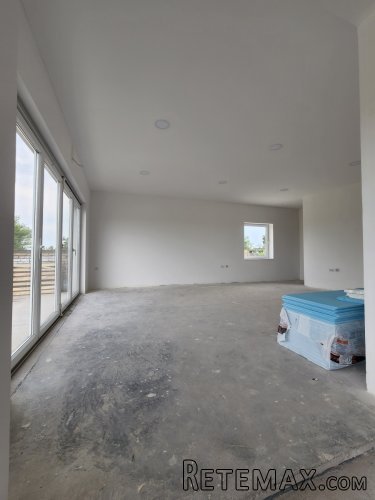 Izdaje se poslovni objekat od 550m2 - 25