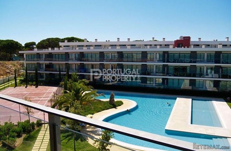 Spacious apartment with golf views in a..