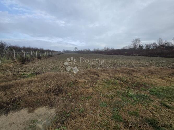 Velike poljoprivredne parcele 9.859m² u mirnom okruženju bli