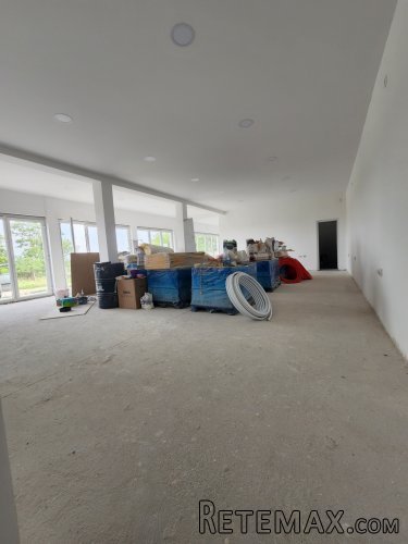 Izdaje se poslovni objekat od 550m2 - 26