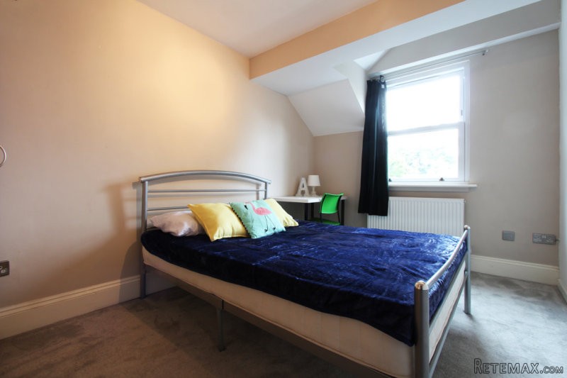 Single with double bed near Ealing..