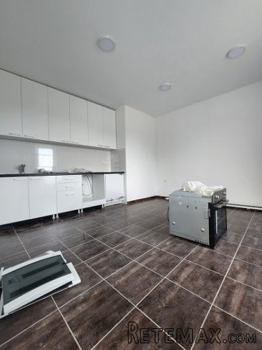 Izdaje se poslovni objekat od 550m2 - 30